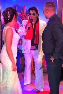 Elvis begleitet Brautpaar bei einer Zeremonie im Las-Vegas-Stil