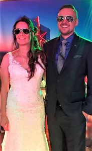 Romantischer Moment bei einer Elvis Wedding mit Livegesang