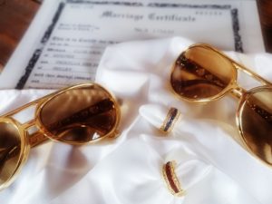 Elvis Wedding Accessoires mit Urkunde, Brillen und Hochzeitsdetails